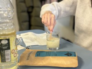 copil care realizeaza o lumanare recicland ulei uzat si folosind kit-ul DIY de la OilRight